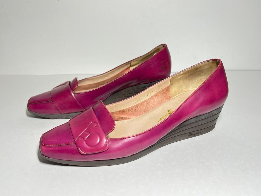 Salvatore Ferragamo EUC Pink Patent Leather 2" Wedge Heel Gancini Shoe 11 B